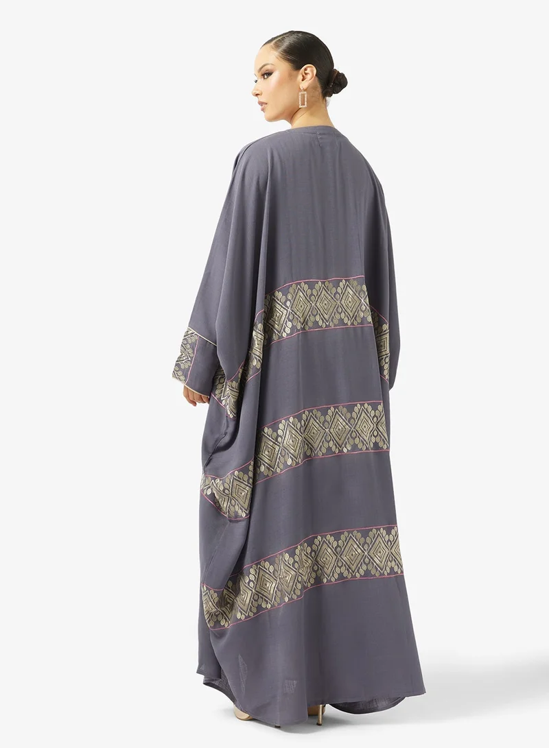 هيا كلوزيت عباية مفتوحة مطرزة بزخارف زهور